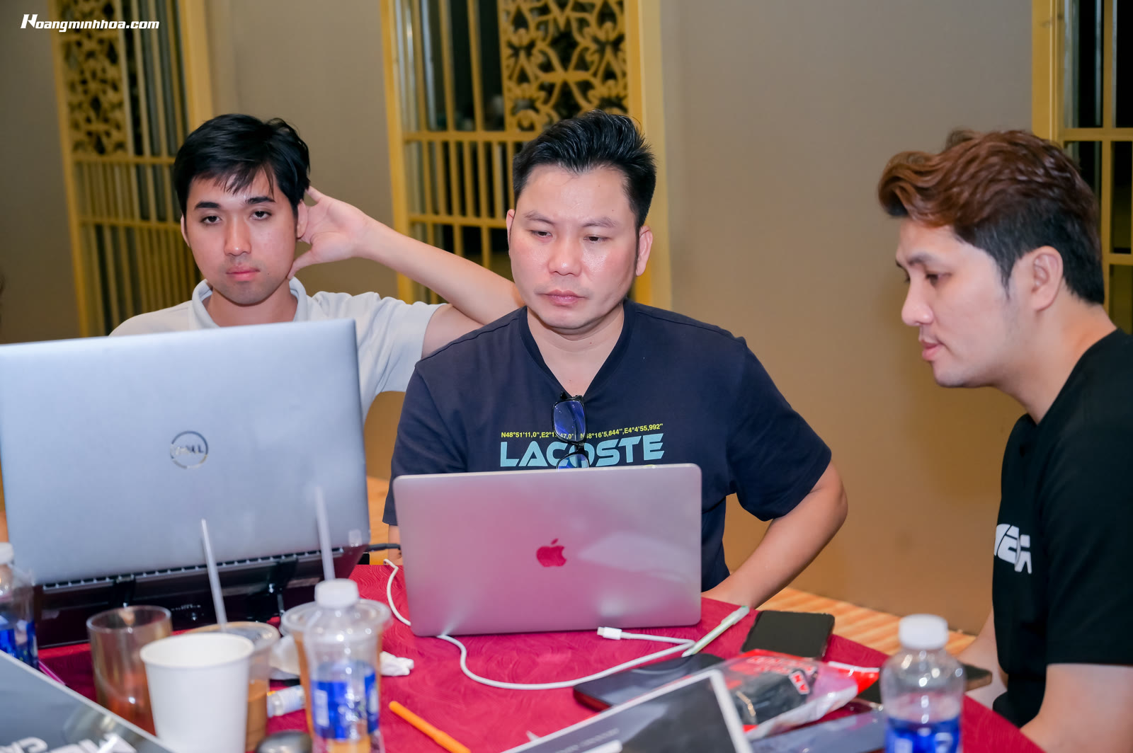 Chủ doanh nghiệp dùng AI quản lý doanh nghiệp nhỏ để chăm sóc khách hàng và viết nội dung