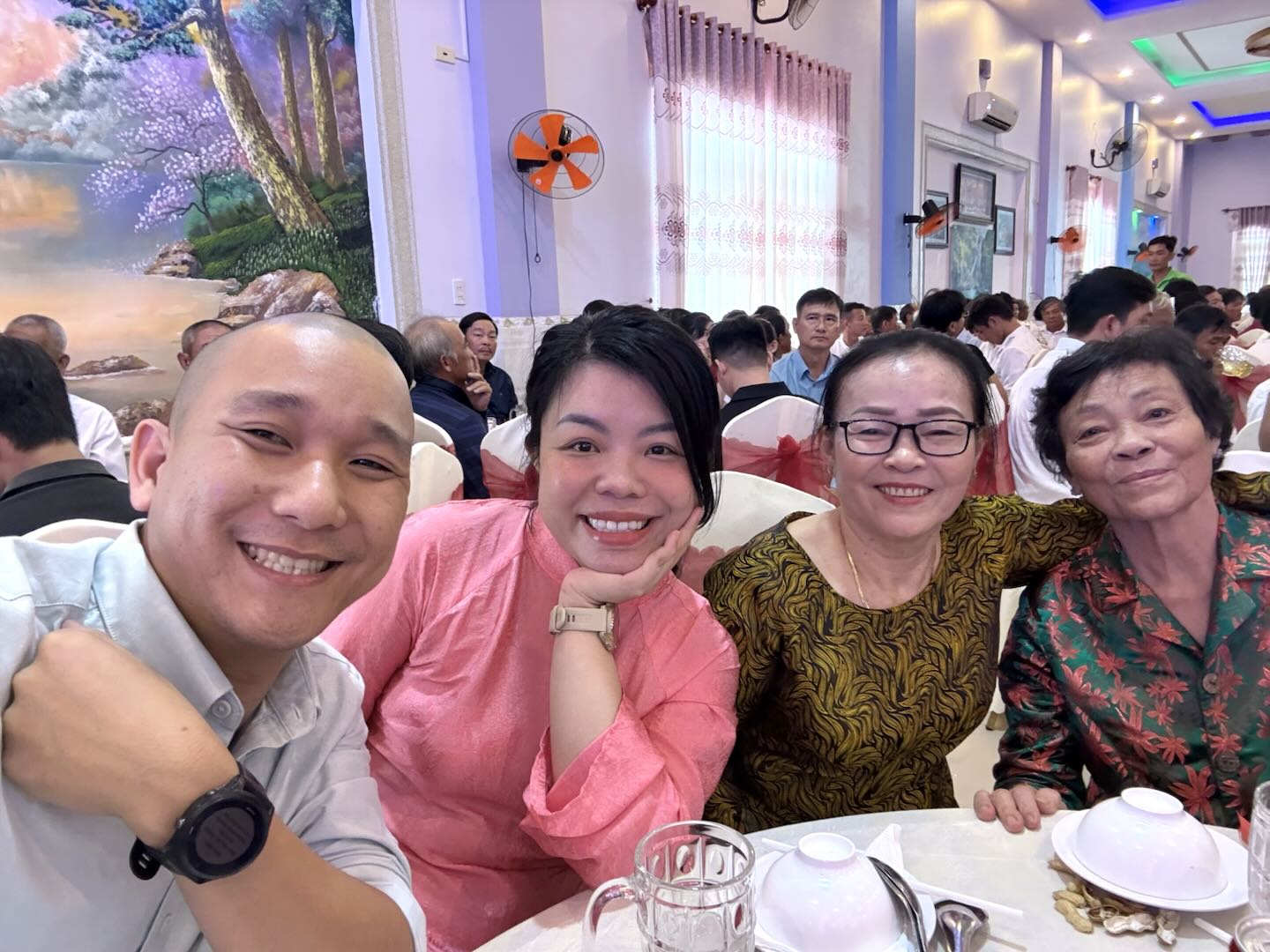 Hình ảnh vợ chồng hàn gắn mâu thuẫn bằng nhận thức (2)