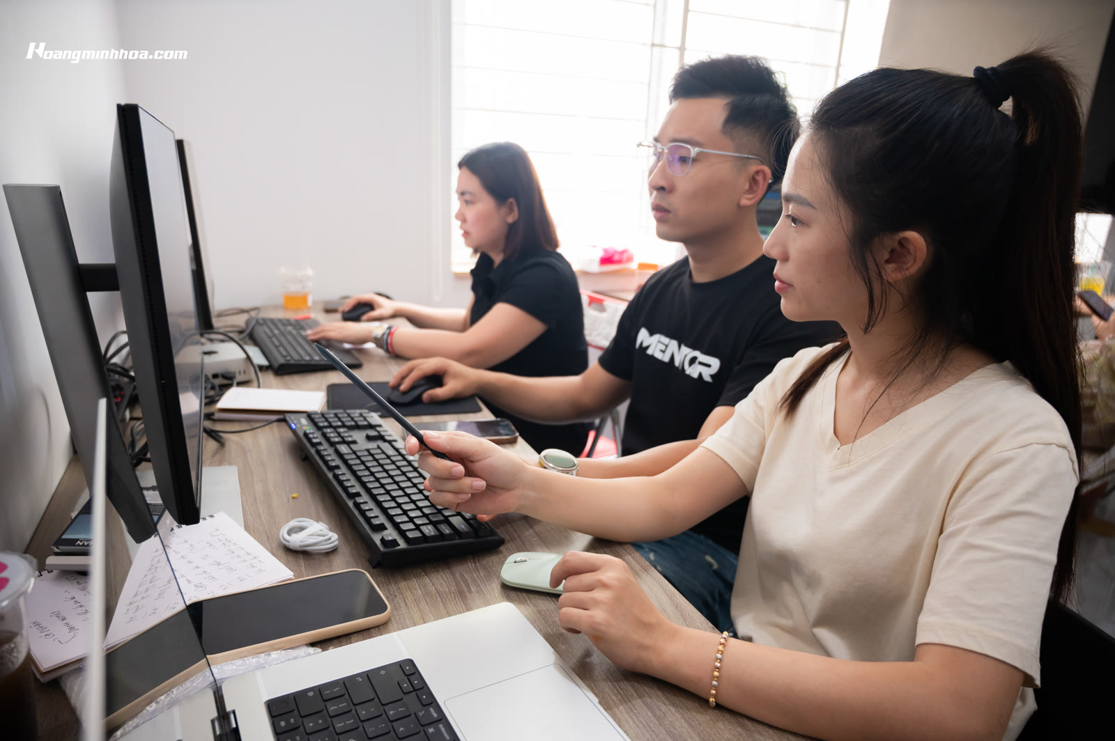 Người đàn ông điềm tĩnh nhìn ra xa thể hiện tinh thần tự do tài chính và làm chủ tiền bạc
