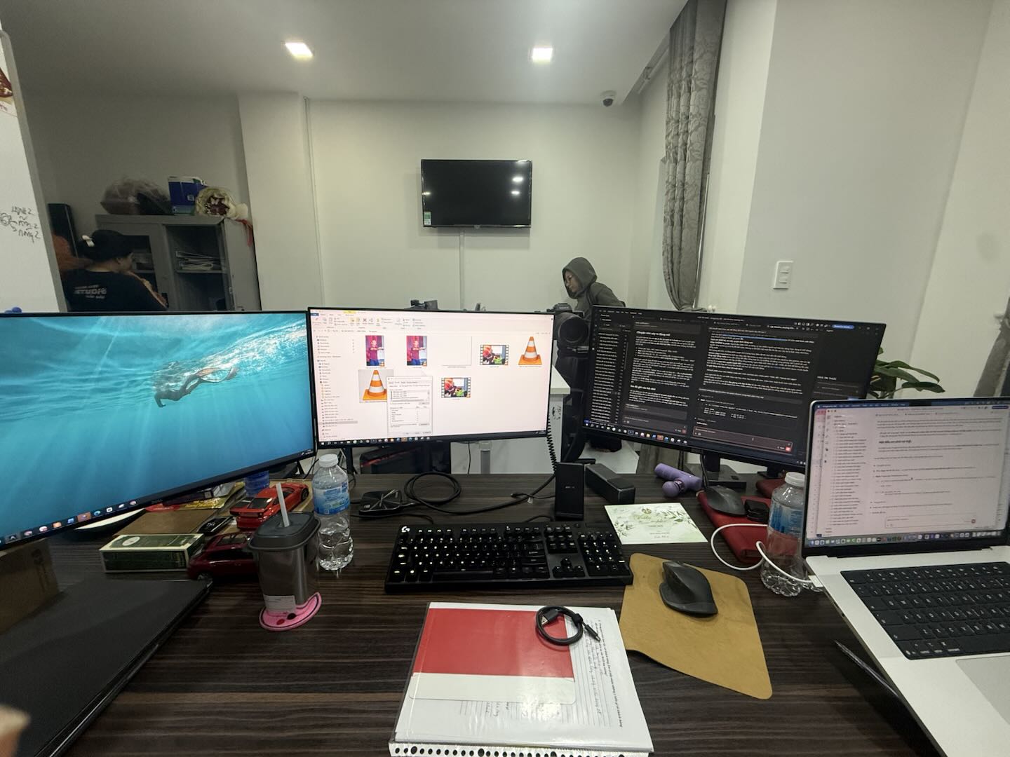 AI vận hành doanh nghiệp với hệ thống 4 màn hình