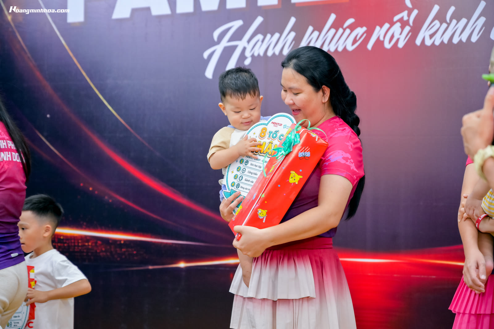 Bữa cơm gia đình quây quần trò chuyện thay vì cầm điện thoại giúp kết nối gia đình