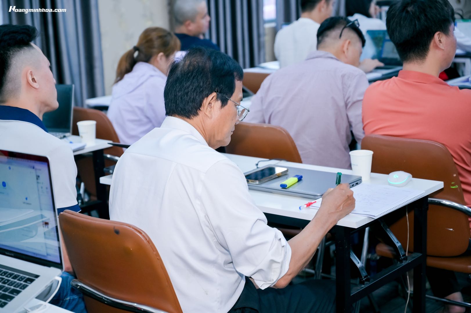 học viên ghi chép phát triển nội tâm chương trình Mentor Business