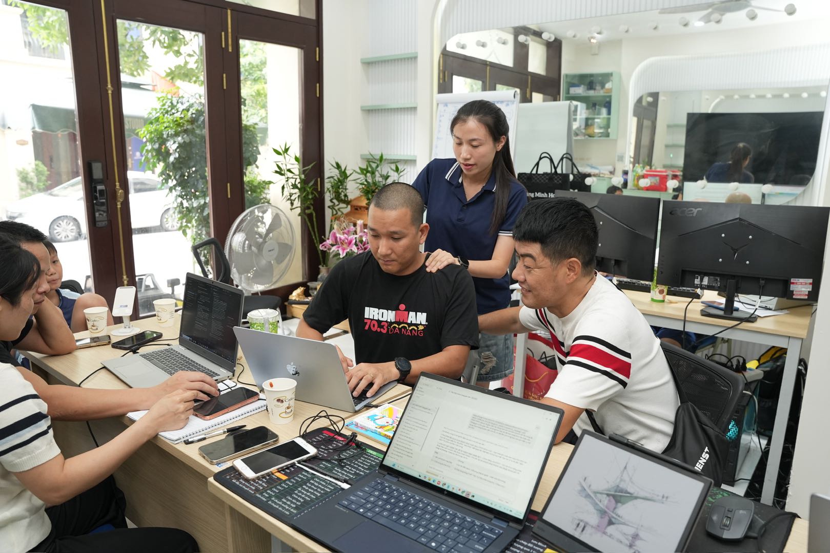 Thầy Hoàng Minh Hóa hướng dẫn học viên thiết kế salepage bằng Claude AI trực tiếp trên laptop