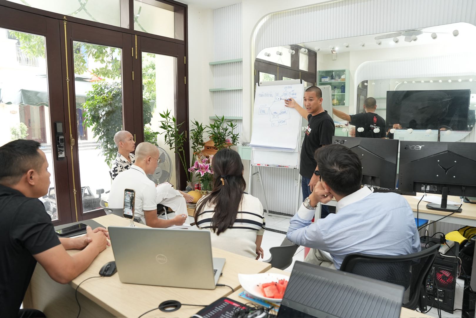 Thầy Hoàng Minh Hóa vẽ sơ đồ hệ thống Claude Cloudflare SePay lên bảng trắng