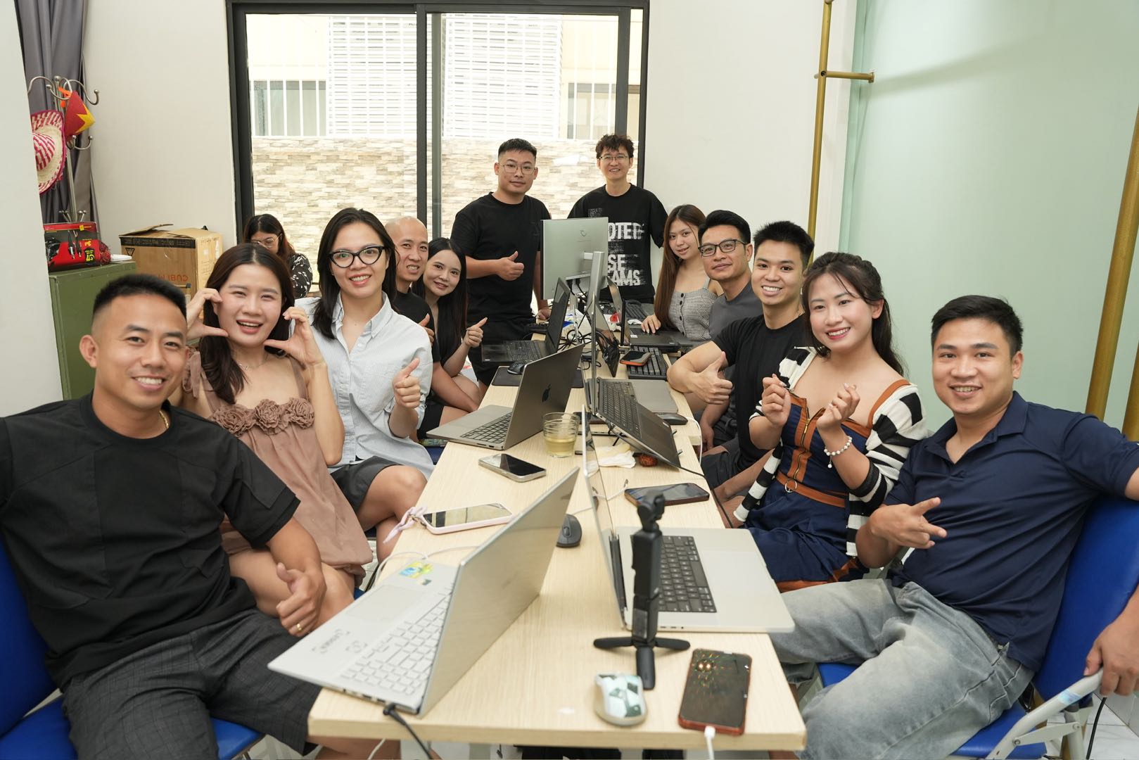 Nhóm học viên đông vui trong buổi học thiết kế salepage AI tại văn phòng Hoàng Minh Hóa