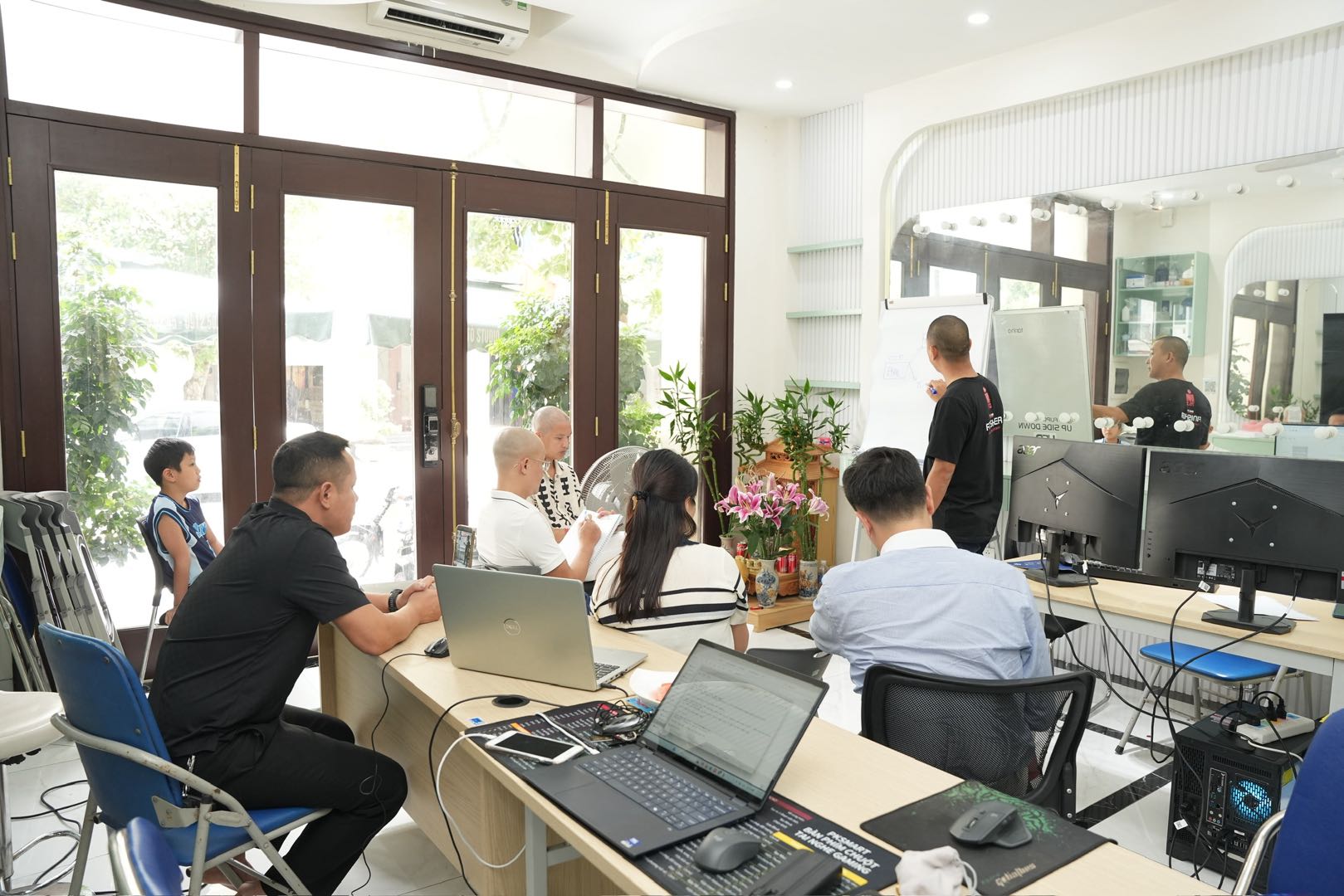 Học viên tập trung theo dõi màn hình trong buổi thực hành salepage Claude Cloudflare