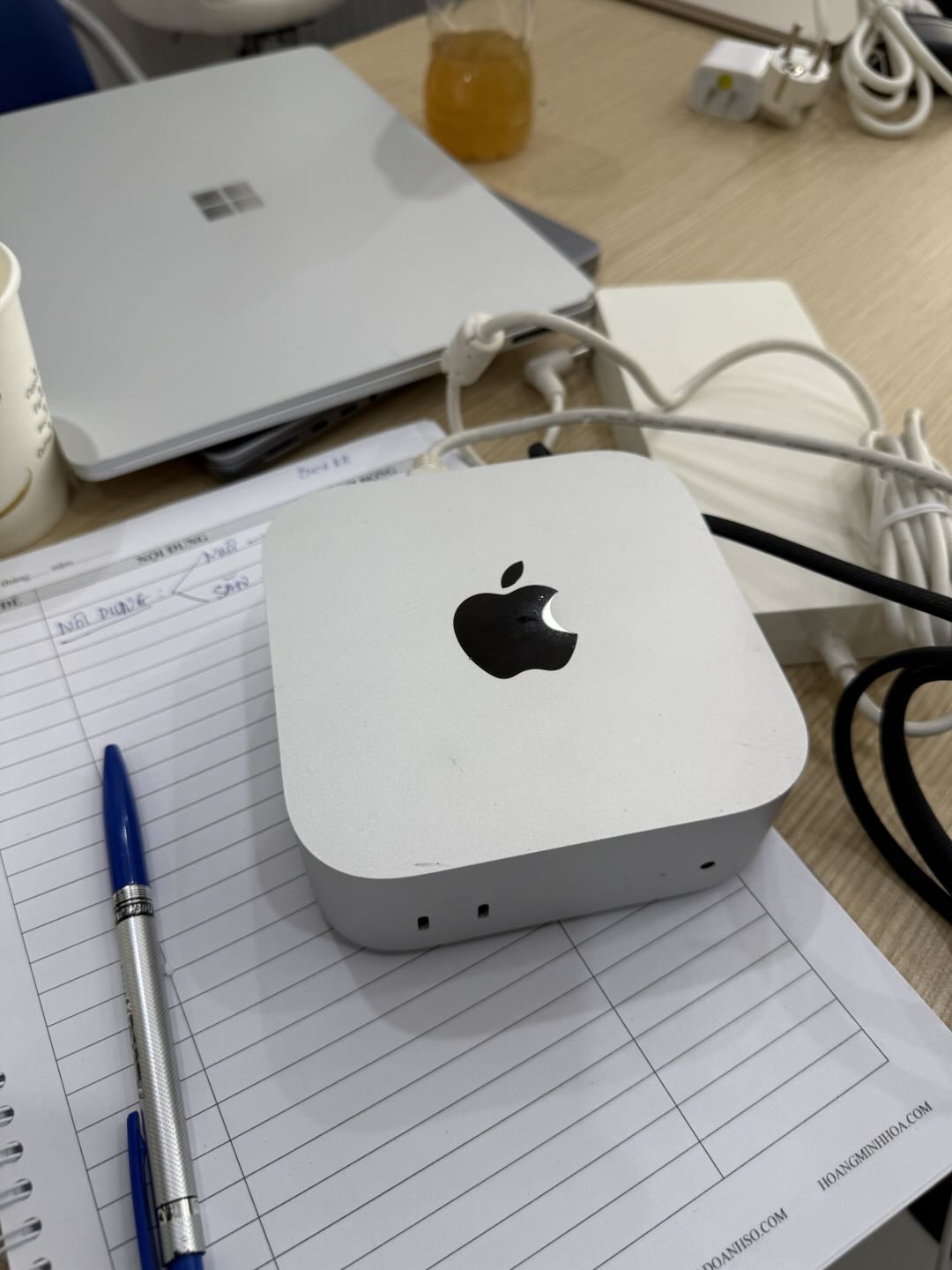Mac Mini và laptop Surface trên bàn học - hệ thống chạy Claude Code thiết kế salepage