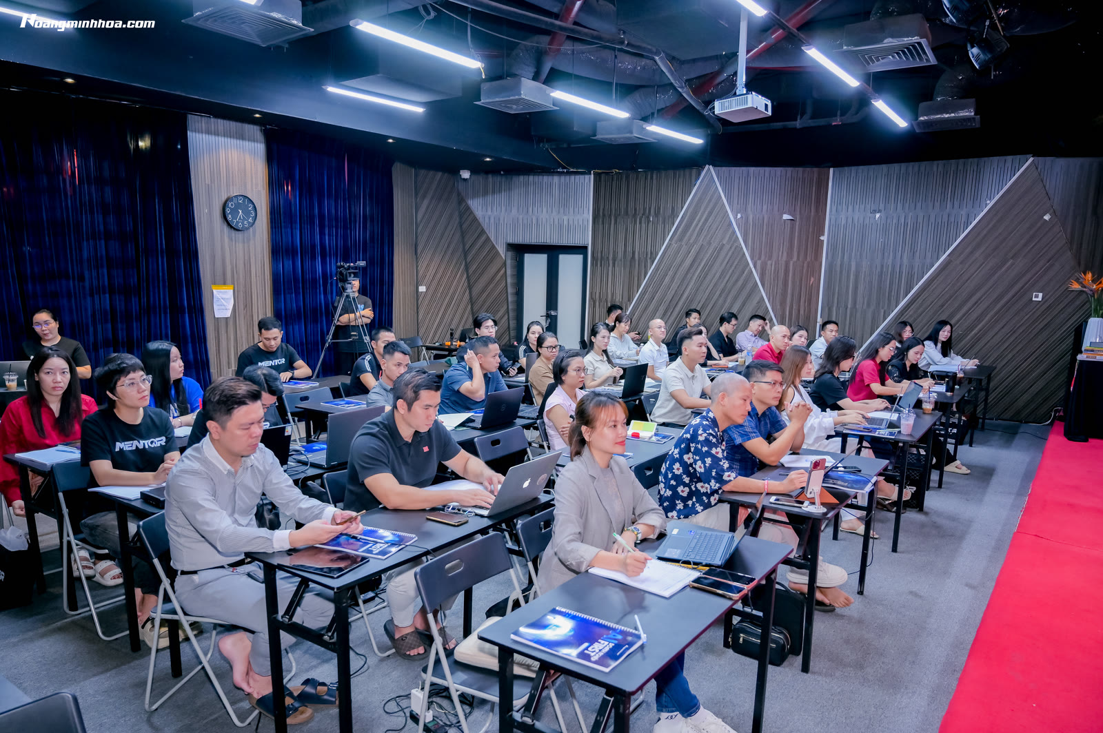 Người lãnh đạo rèn kỹ năng lãnh đạo đội nhóm qua việc quảng bá và ghi nhận đội ngũ