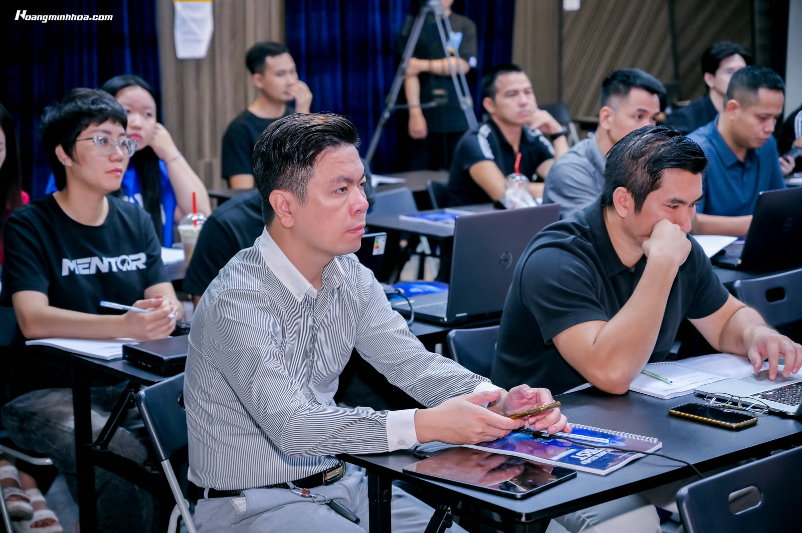 Người lãnh đạo dùng kỹ năng lãnh đạo đội nhóm để dẫn dắt đội ngũ đi đến thành công chung