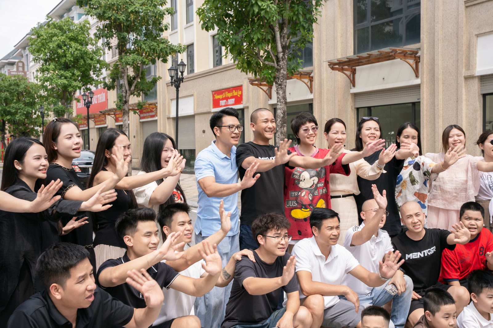 Đầu tư vào con người qua ba hướng: bản thân, đội ngũ và thế hệ sau