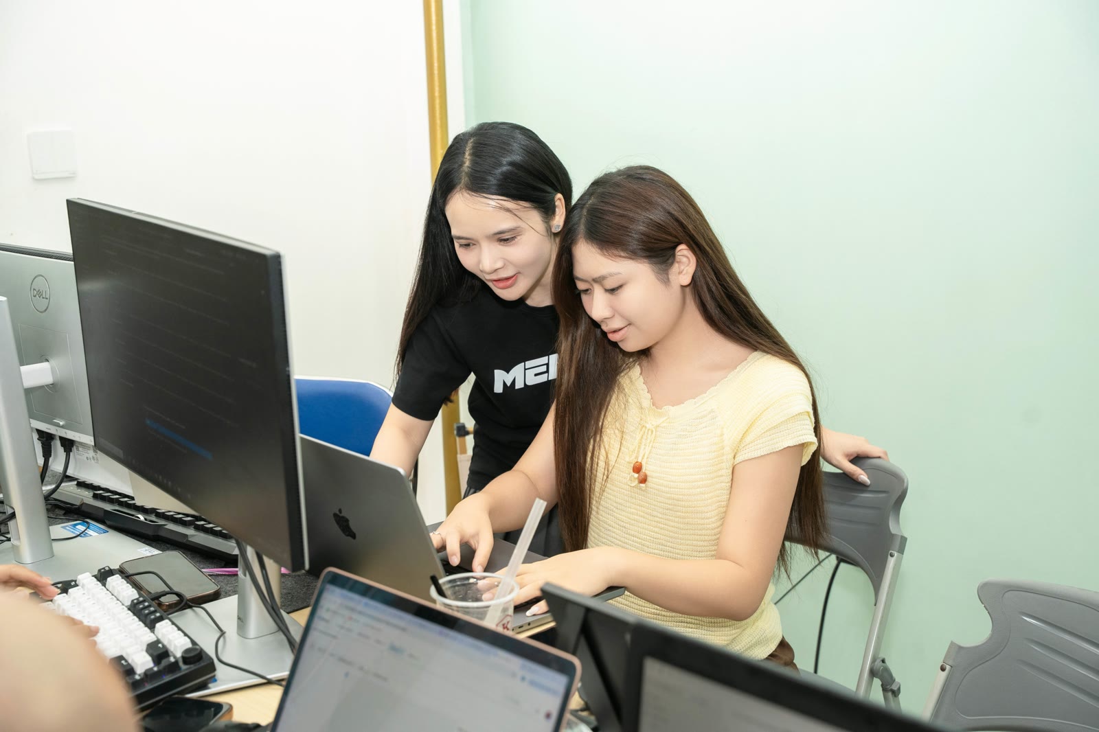 Chủ doanh nghiệp họp đội nhóm áp dụng quy trình quản lý nhân sự tại văn phòng