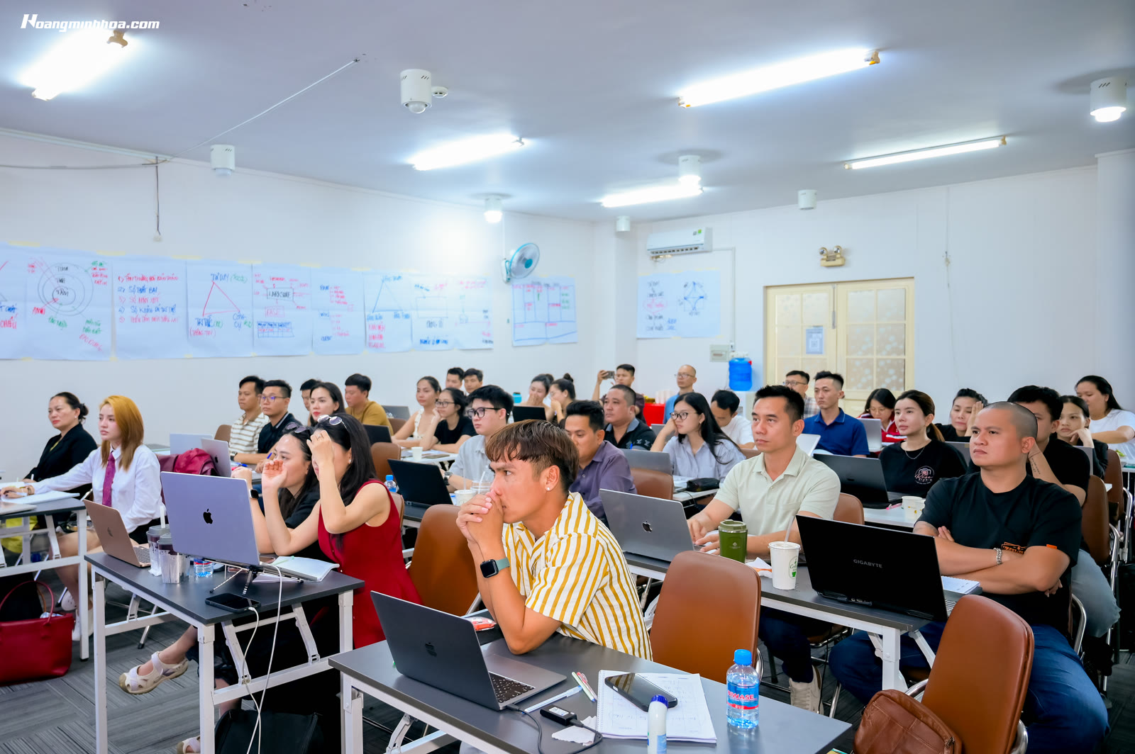 Quy luật cung cầu quyết định tiền là gì và giá trị của tiền thay đổi ra sao
