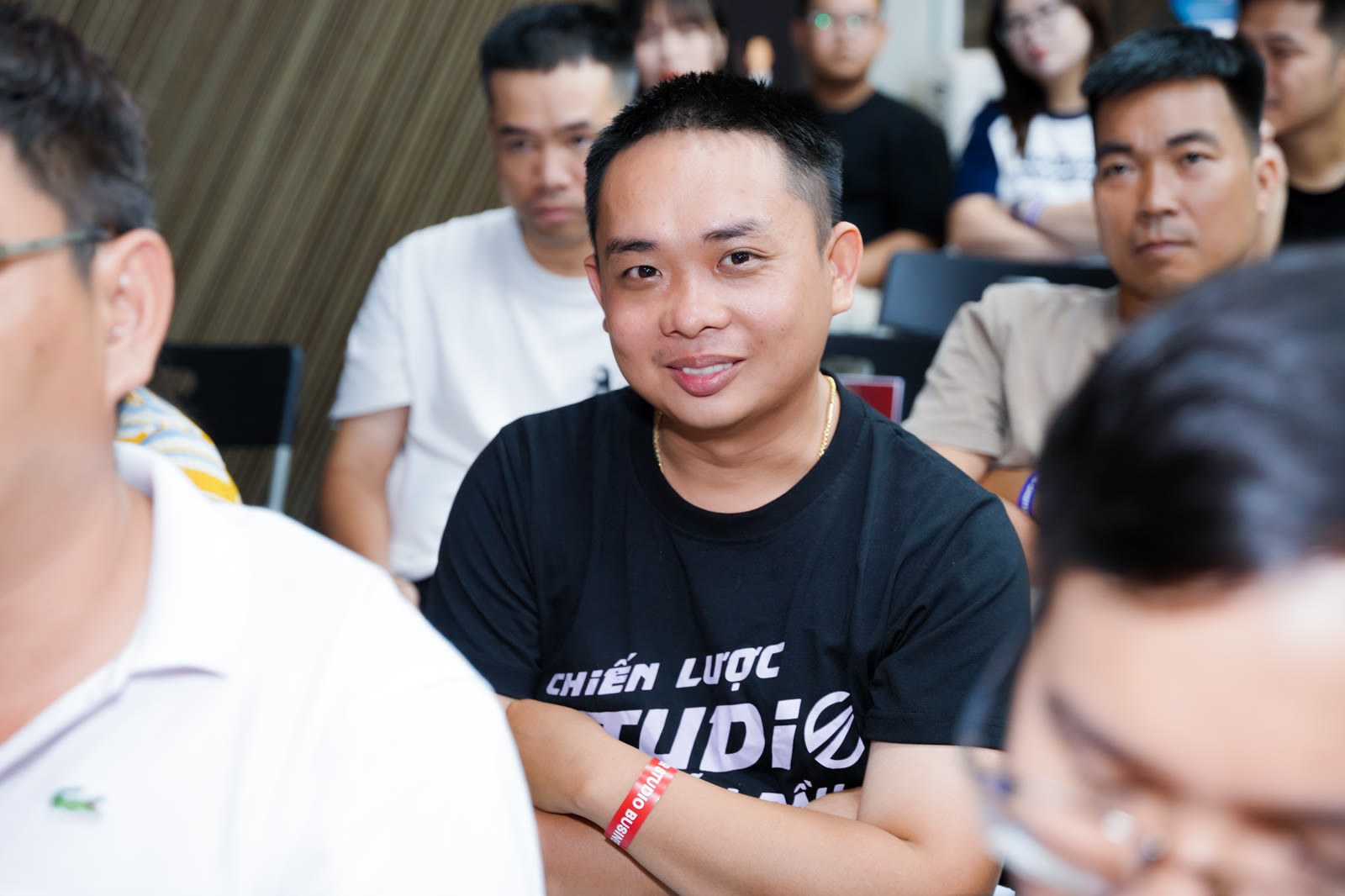 Chủ doanh nghiệp hướng dẫn cách tính KPI cho nhân viên bằng ba ngưỡng đỏ vàng xanh