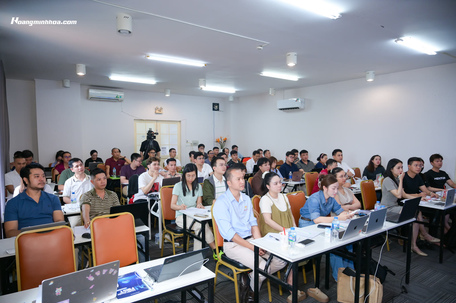 Theo tiến độ từng công đoạn trong quản lý xưởng sản xuất quy mô nhỏ