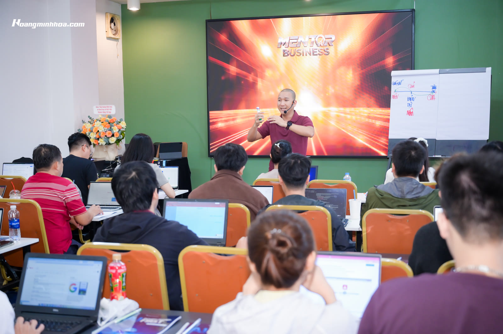 Nhân viên thực hiện quy trình quản lý nhà hàng trong giờ cao điểm tại khu phục vụ