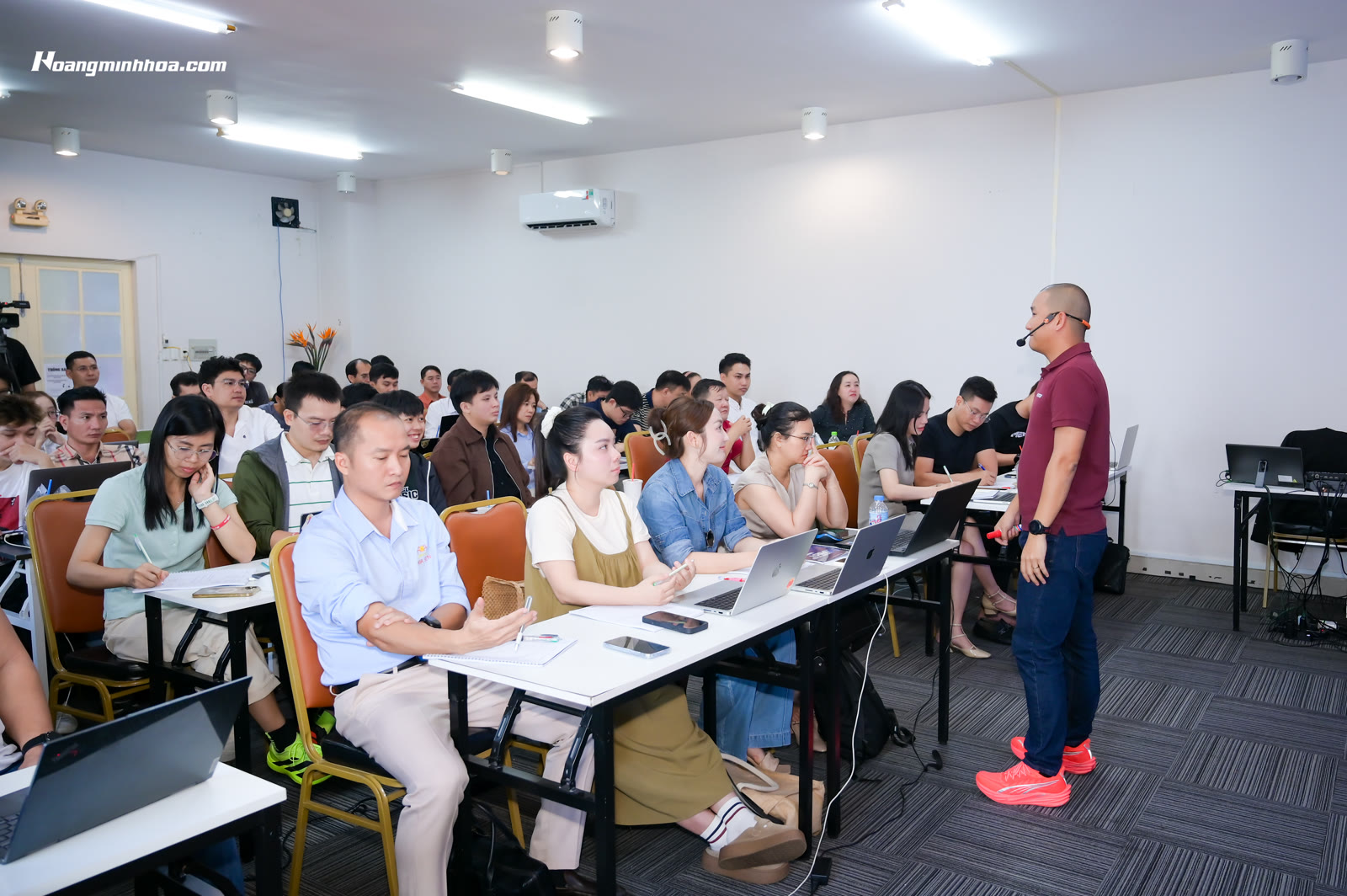 Chủ quán đọc bốn chỉ số tuần của quy trình quản lý nhà hàng để ra quyết định