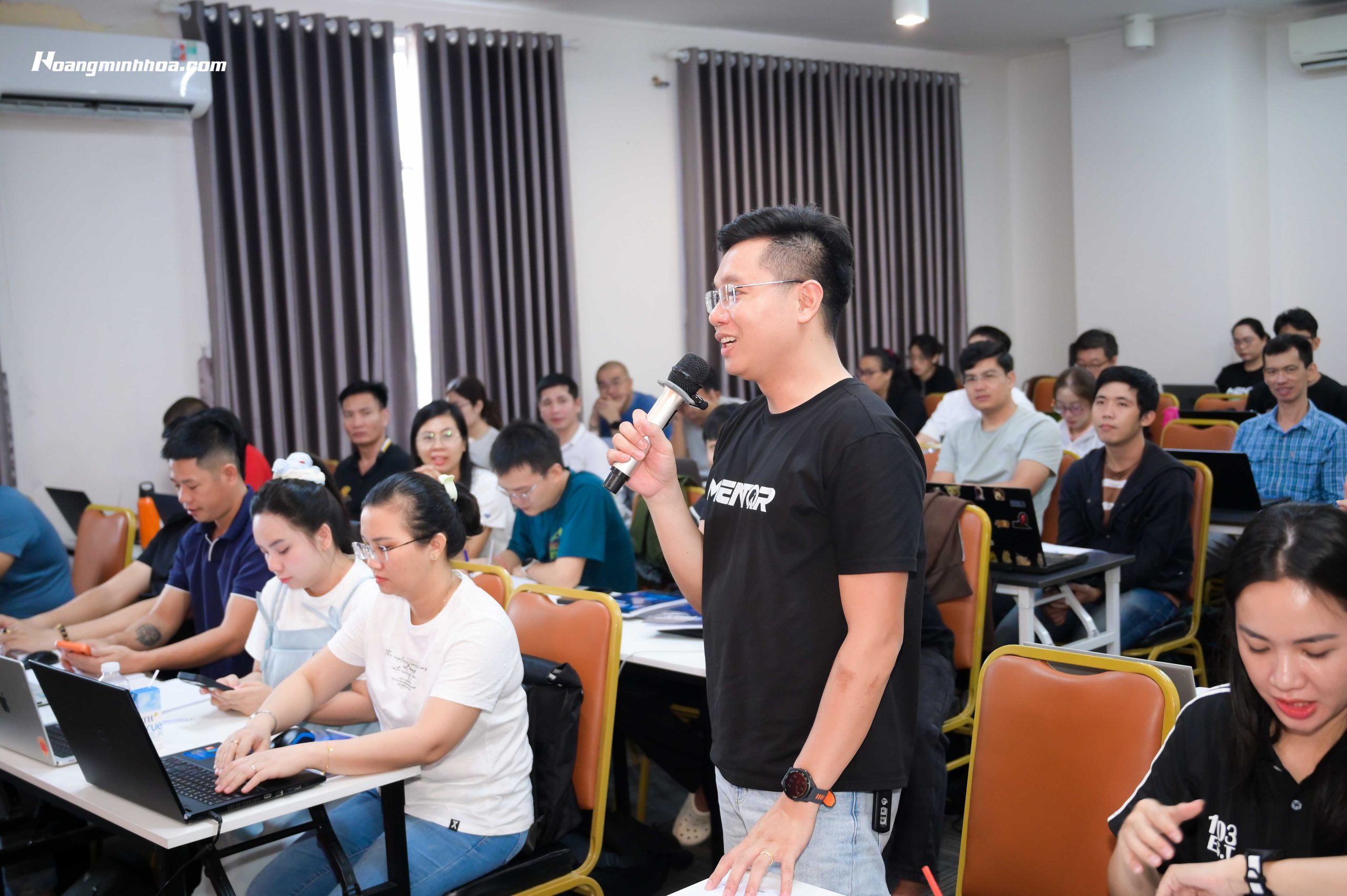 Nhân viên gọi nhắc tái khám theo quy trình quản lý phòng khám có lịch và trạng thái rõ ràng